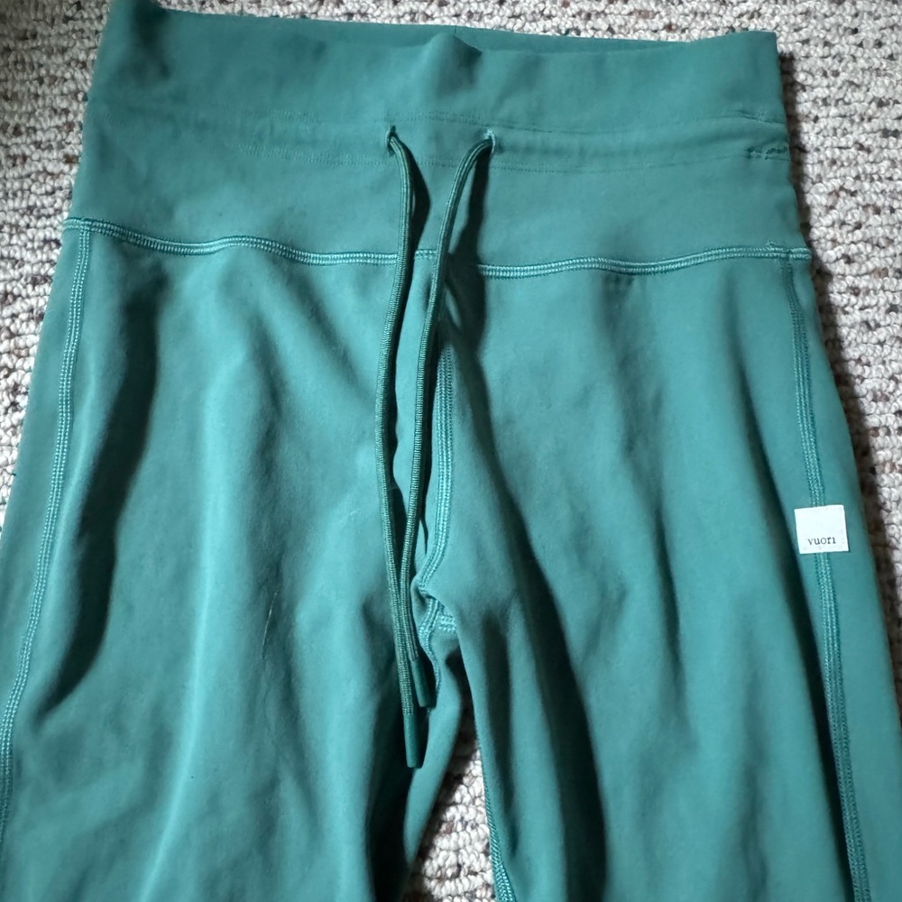 Vuori daily Leggings and tank size small. Green